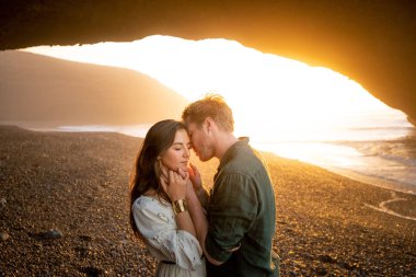 genç bir çift günbatımı keyfi.