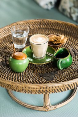 Kapuçino ile Rattan tepsi.