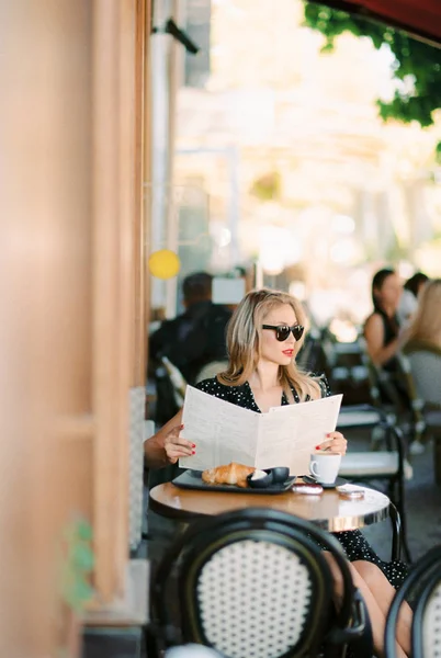 Красивая женщина сидит в кафе. — стоковое фото