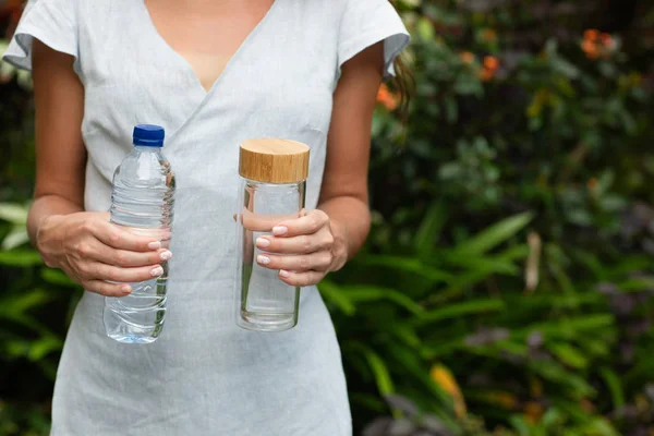 Botella de plástico y vidrio . — Foto de Stock