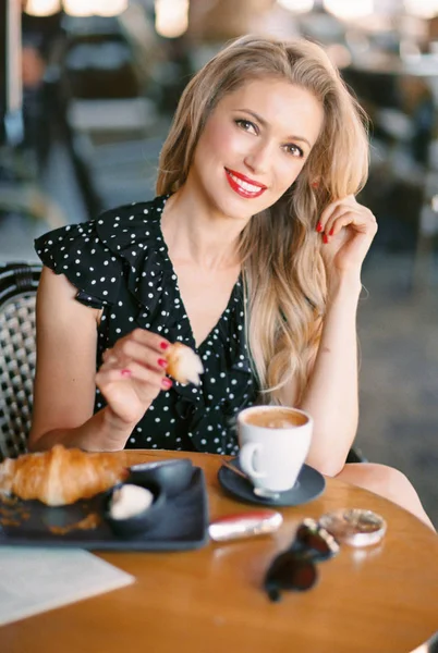 Beautiful woman sitting in cafe. — Stock Photo, Image