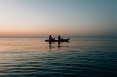 aktif bir şekilde hayat şafağın çift kişilik bir toplantıda Tayland kayaks sabahı
