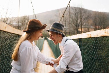 mutlu aşıklar tatilde. İyi eğlenceler ve hayatın tadını çıkarın. Buzz hayatta