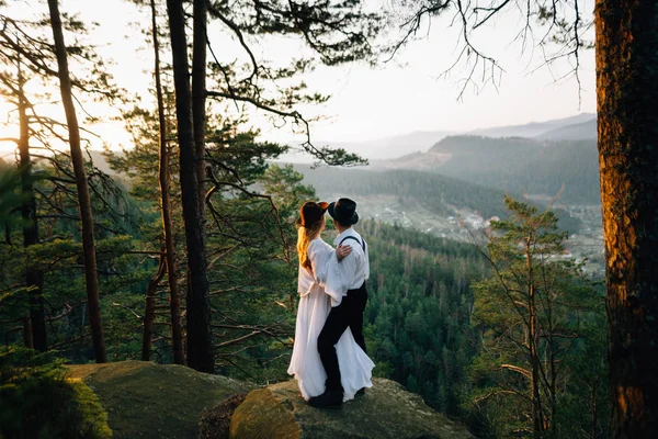 Una Joven Pareja Abrazándose Para Una Roca Con Sombreros Fieltro — Foto de Stock