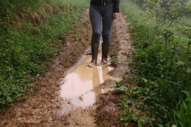 Kız bir su birikintisine duruyor ve onu çocukluğundan beri bir serüveni hatırlatıyor