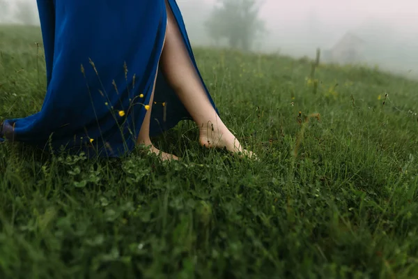 Vue Recadrée Belle Jeune Femme Marchant Dans Forêt Pieds Nus — Photo