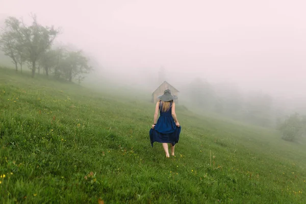 Walking Lady Blue Dress Foggy Morning Field — Stock Photo, Image
