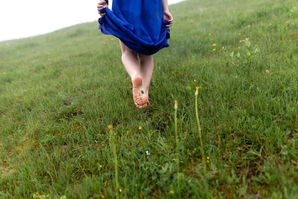 Belles Jambes Minces Debout Sur Herbe Matin — Photo