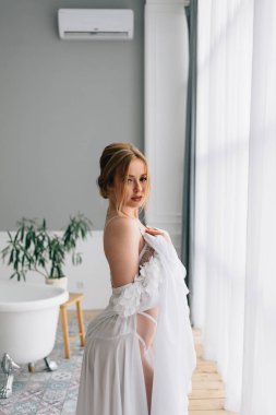 Genç gelin güzel iç çamaşırı koyar ve onu düğün için hazırlar