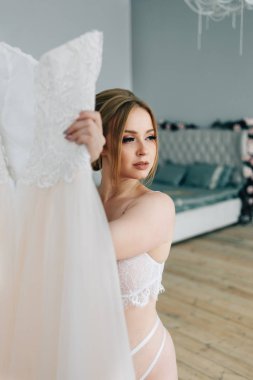 Zarif beyaz külot ve sutyen güzel seksi bayan. Kadın bir gelinlik seçimi