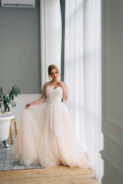 Genç çekici çok ırklı beyaz model beyaz stüdyo arıyorsunuz, Oda karşı bir gelin gibi.