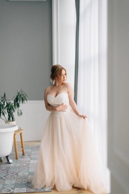 Düğün saç makyaj lüks gelinlik ve gelin buketi. Gelin Gelinlik.