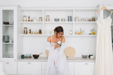 Genç tutan Kupası ve içecek kahve molası, içinde başarılı kadın akıllı.