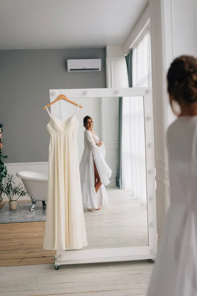 Милая Невеста Нижнем Белье Халате Готовая Надеть Свадебное Платье — стоковое фото