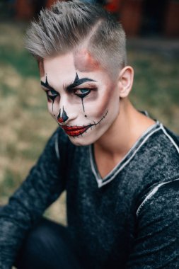 Nasıl bir adam ölü tatil için elbise. Ne makyaj yapmak.