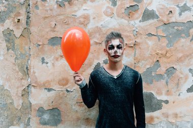 Cadılar Bayramı onun görüntüdeki kahramanı duvara standları