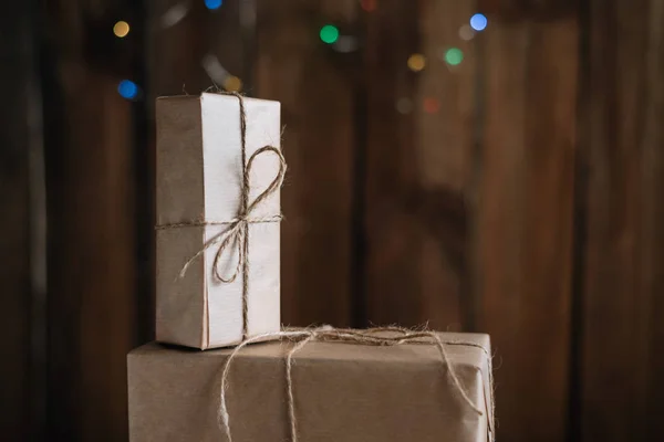 Raio Luz Ilumina Uma Caixa Papel Artesanal Com Presente Natal — Fotografia de Stock