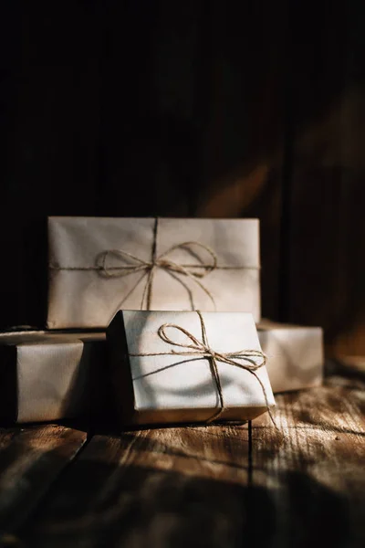 Pudełka Pakowane Craft Papieru Leżeć Podłodze Świąteczny Poranek — Zdjęcie stockowe