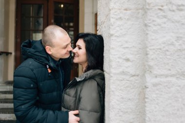 Hafif ve yumuşak bir öpücük, iki sevgi dolu kalp beklentisiyle