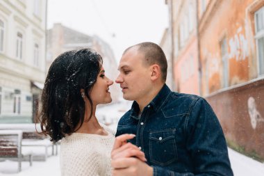 Onlar birbirlerine sıcak kucaklayan sıcak ve tutku gençler ele geçirdi..