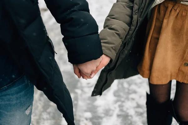 Романтична прогулянка новоспеченого подружжя під час чудової зими — стокове фото