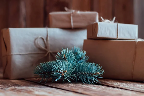 Desembalar Presentes Natal Com Guloseimas Diferentes Uma Família Europeia — Fotografia de Stock