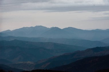 Karpatlar en yüksek noktasından panoramik görünüm.
