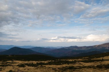 Dağ dağlar bir yükseklikten büyüleyici görünümü.