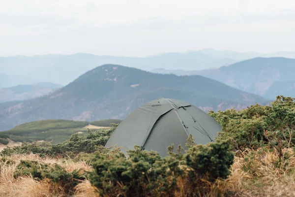 Установка палатки во время горного туризма . — стоковое фото