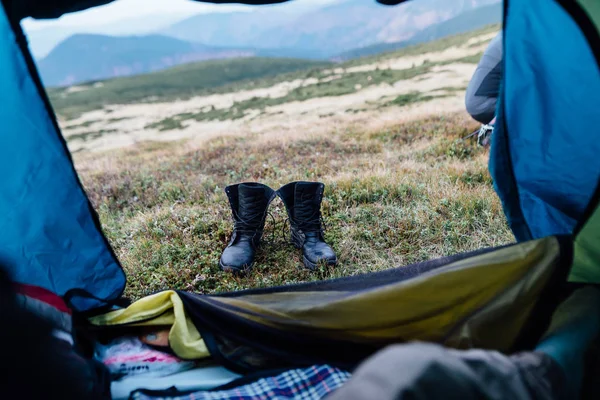 Chaussures de randonnée sur les pentes de montagne . — Photo