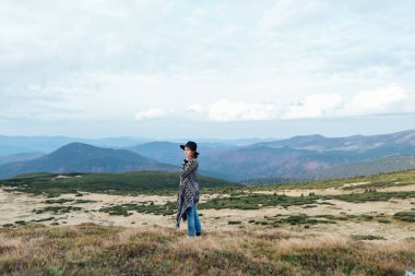 Birlik doğayla, dağ başında üzerinde yürüyor