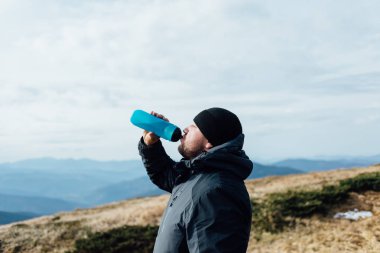 Vücuttaki su rezervlerinin yenilenmesi.