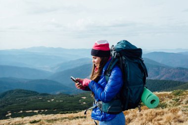 Dağın zirvesine sosyal ağ. Internet irtifada erişilememesi.