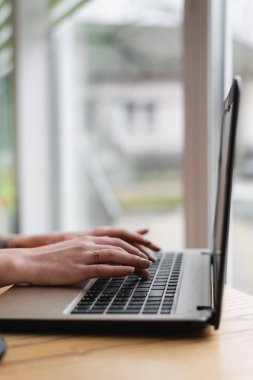 Online iş ile bir laptop. Reklam ve Gazeteler için metinler baskı.