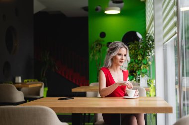 Sakin ol ve kafede dinlen. Rahat bir kafede kahve saati.