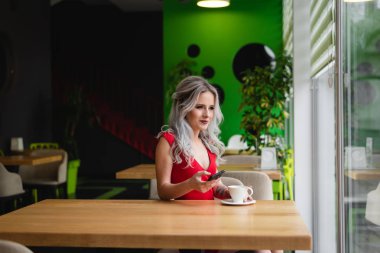 Telefon için SMS bildirimi. Dünyada modern araçlar.