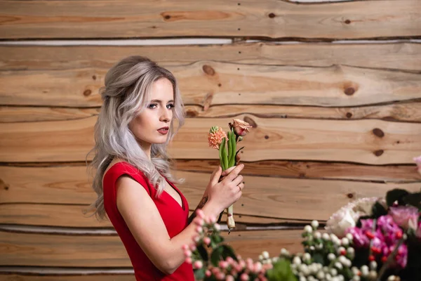 Çiçekçi Gül Şakayık Lale Çiçek Studio Güzel Demetleri Toplar Dekorasyon — Stok fotoğraf