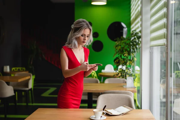 Assunto a disparar no café. Fotografia móvel . — Fotografia de Stock