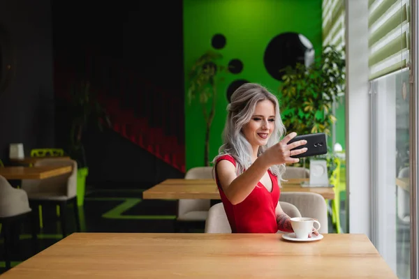 Selfie en un teléfono móvil. Foto en el teléfono . —  Fotos de Stock