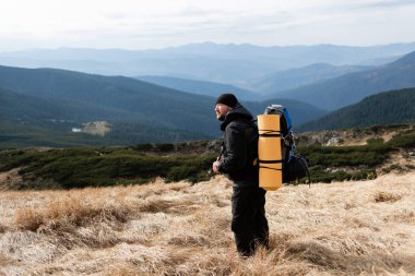Yüksek bir dağın tepesine hiking.