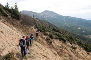 Turist dağlarda yürüyüş grup.