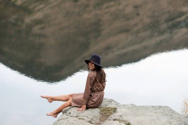 Himalaya Dağları gölde. Dağa yolculuk.