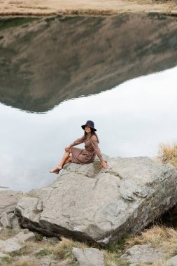 Dağlarda hiking. Dağlarda doğanın güzelliği.