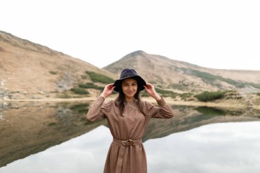 Kızlar dağlarda Vadisi'nde seyahat.