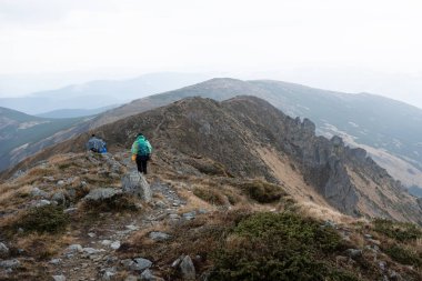 Kamp grubu turist dağlarda. Aracılığıyla yolculuk 