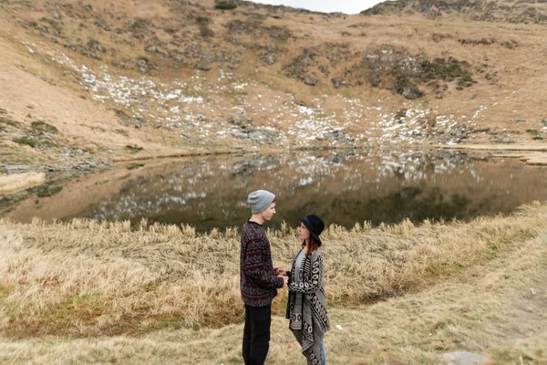 Amor en las montañas. La belleza del lago de montaña en la cima . — Foto de Stock