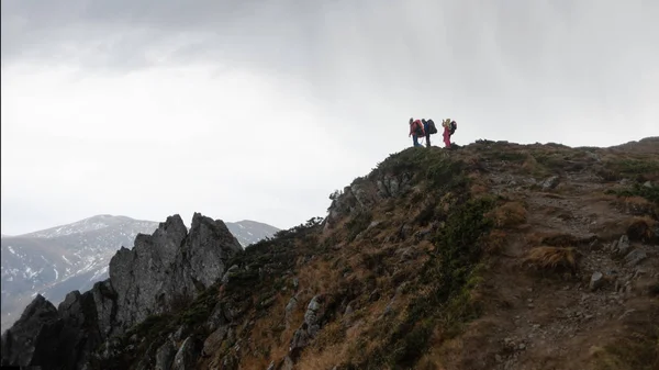 A magas hegyek csoport a turisták kirándulás. — Stock Fotó