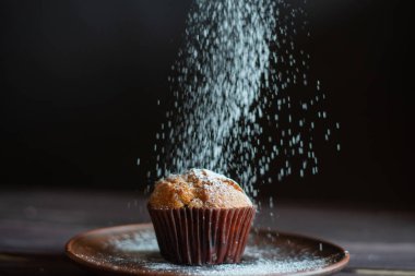 şenlikli taze Cupcake beyaz tatlı toz serpilir
