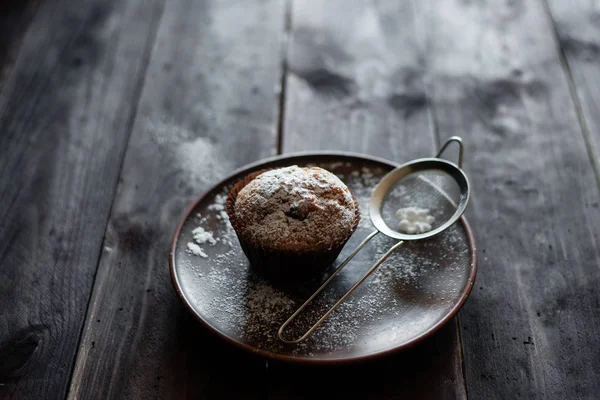 Torta di muffin alla banana da sola su un tavolo di legno in un piatto — Foto Stock
