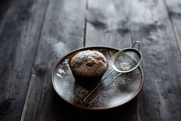 Pastel de magdalenas de plátano solo en una mesa de madera en un plato — Foto de Stock